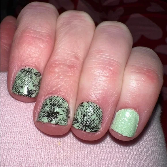 *Exclusive* Color Street: Out of Office | Floral Black Clear Overlay Summer - Picture 12 of 15